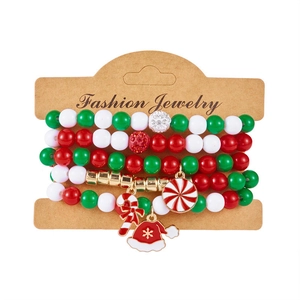 Mehrlagiges Weihnachts-Armband-Set mit roten grünen Perlen und festlichen Anhängern