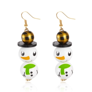 Détail de boucles d'oreilles bonhomme de neige en perles de bois avec crochets dorés