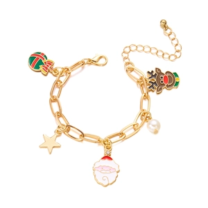 Dettaglio del bracciale natalizio dorato con ciondoli a forma di Babbo Natale e renna