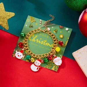 Dettaglio del bracciale natalizio dorato con ciondoli Babbo Natale, pupazzo e campanelli