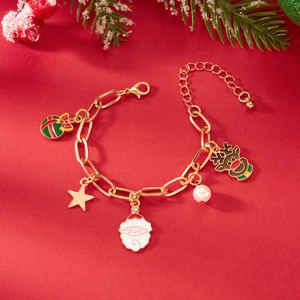 Dettaglio del bracciale natalizio con ciondoli a forma di renna dorata su sfondo rosso
