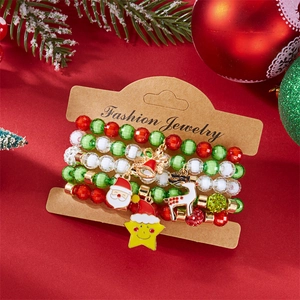 Weihnachts-Perlenarmband-Set mit Weihnachtsmann-Anhängern auf Kraftpapier-Karte