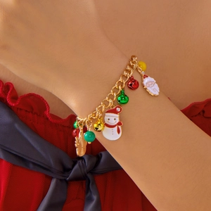 Dettaglio di un bracciale natalizio festivo con pupazzo di neve, Babbo Natale e campanelli
