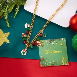 Dettaglio della collana natalizia dorata con ciondoli a forma di Babbo Natale e renna