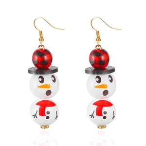 Détail macro de boucles d'oreilles bonhomme de neige en perles de bois peintes