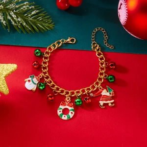 Dettaglio del bracciale natalizio dorato con ciondoli Babbo Natale, pupazzo di neve e ghirlanda
