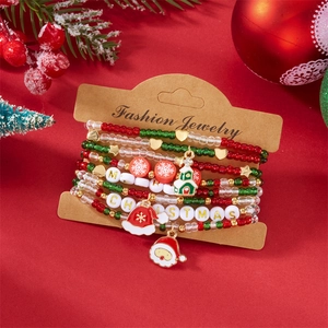 Weihnachtliches Perlenarmband-Set mit roten, grünen und weißen Perlen auf Festtagskarte