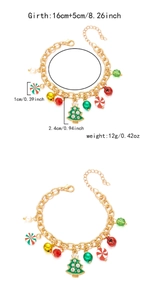 Vista dettagliata del bracciale di Natale con campanelli ciondoli e perle