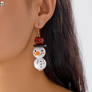 Gros plan de boucles d'oreilles bonhomme de neige en perles de bois avec bonnet à carreaux