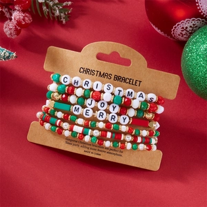 Weihnachtliches Perlenarmband-Set mit Joy und Merry Schriftzug auf Displaykarte