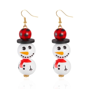 Détail de boucles d'oreilles bonhomme de neige en bois avec perles à carreaux rouges