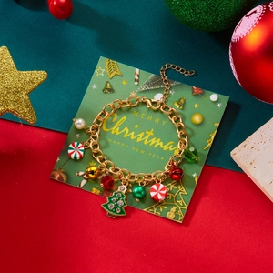 Dettaglio del bracciale natalizio festivo con campana, albero e ciondoli di perle