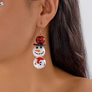 Gros plan de boucles d'oreilles bonhomme de neige en perles de bois avec motif à carreaux