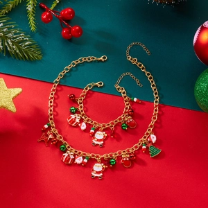 Dettagli della collana di Natale e bracciale di perle con ciondoli smaltati di Babbo Natale