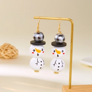 Détails des boucles d'oreilles bonhomme de neige en perles de bois et crochets dorés