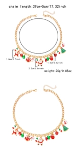 Vista dettagliata della collana natalizia dorata con ciondoli smaltati di Babbo Natale e renne