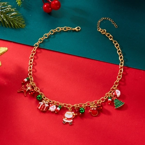 Dettaglio della collana dorata natalizia con ciondoli in smalto di Babbo Natale e renna