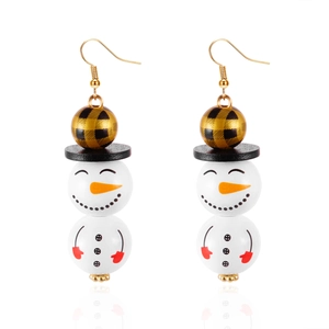 Détail de boucles d'oreilles bonhomme de neige en bois avec perle à carreaux festive