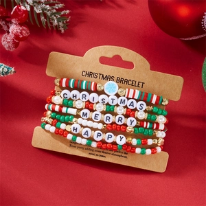 Weihnachts-Armband-Set mit roten, grünen und weißen Perlen auf einer Geschenkkarte