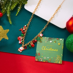 Dettaglio della collana natalizia con ciondoli Babbo Natale, renna e campanelli