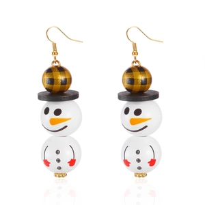 Gros plan sur les boucles d'oreilles bonhomme de neige en perles de bois et motifs de Noël