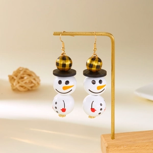 Vue détaillée de boucles d'oreilles bonhomme de neige en bois pour les fêtes de Noël