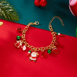 Dettaglio del bracciale di Natale con ciondoli di Babbo Natale e campanellini