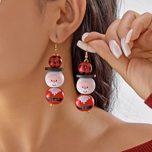 Boucles d'oreilles festives en perles de bois Père Noël portées par un mannequin