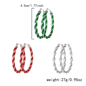 Dettaglio di orecchini a cerchio natalizi intrecciati da 4,5cm in rosso verde e argento