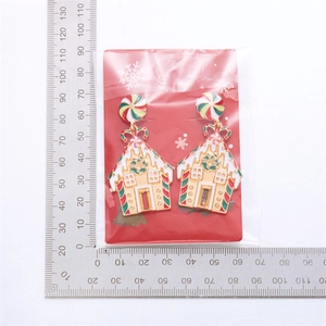 Détail de boucles d'oreilles maison en pain d'épices de Noël avec règle de mesure