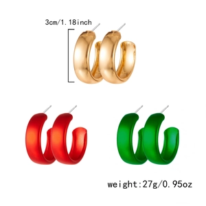 Dettaglio degli orecchini a cerchio intrecciati da 3cm in oro, rosso e verde con misure