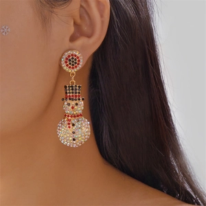 Gros plan d'une boucle d'oreille bonhomme de neige de Noël sertie de strass colorés