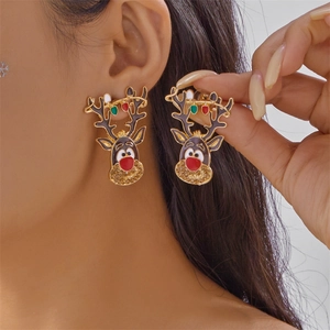 Détail des boucles d'oreilles renne de Noël avec émail coloré et accents en cristaux pavés