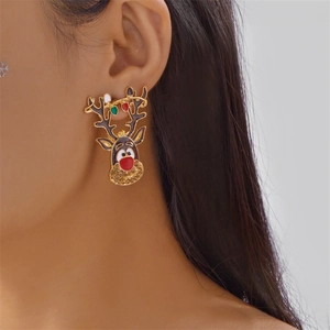 Gros plan détaillé d'une boucle d'oreille renne de Noël portée par un mannequin pro