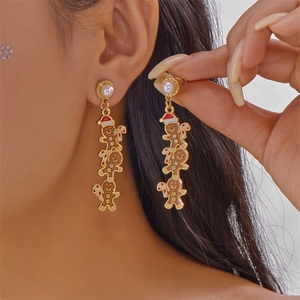 Gros plan de boucles d'oreilles bonhomme de pain d'épices avec sucre d'orge sur l'oreille