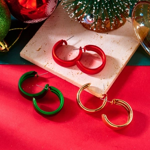 Tre paia di orecchini a cerchio natalizi in rosso opaco, verde smeraldo e oro