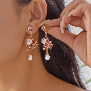 Vue détaillée des boucles d'oreilles de Noël avec Père Noël et sucre d'orge portées