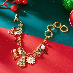 Nahaufnahme des Weihnachtsarmbands mit Anhängern von Weihnachtsmann und Rentier
