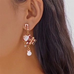 Détail des boucles d'oreilles Père Noël et sucre d'orge avec strass sur l'oreille