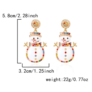 Detailoverzicht van kerstsneeuwpop oorbellen met afmeting 5.8x3.2cm en gewicht van 22g