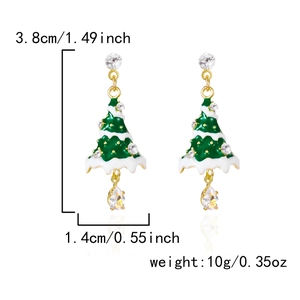Detail van de kerstboom oorbellen met afmetingen van 3,8 cm en glanzende stenen