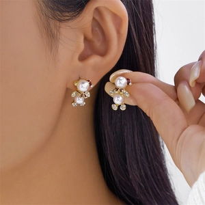 Vue détaillée des boucles d'oreilles ours en perles avec bonnet de Noël sur mannequin