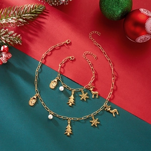 Weihnachtsschmuck-Set mit Weihnachtsmann, Rentier und Schneeflocken auf goldener Kette
