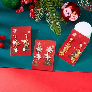 Détail de boucles d'oreilles de Noël avec pendentifs Père Noël et bonhomme en pain d'épice