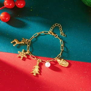 Nahaufnahme eines goldenen Weihnachtsarmband mit Elch-, Schneeflocken- und Nikolausanhänger