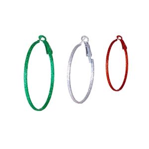 Dettaglio di tre paia di orecchini a cerchio glitterati nei colori festivi verde, argento e rosso