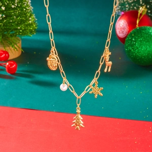 Detailansicht einer goldenen Weihnachtskette mit Weihnachtsmann, Schneeflocke und Rentier
