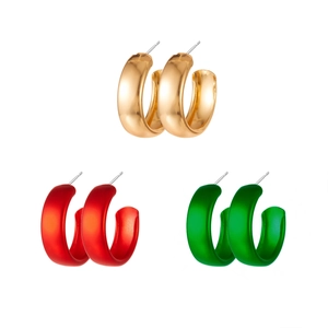 Dettaglio di tre paia di orecchini a cerchio a C spessi in oro, rosso e verde