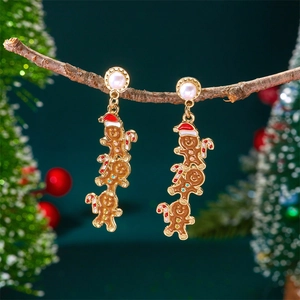 Détails de boucles d'oreilles bonhomme en pain d'épices avec perles sur fond festif