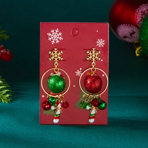 Detail van kerstoorbellen met sneeuwvlokken, glitterballen en hangers van zuurstokjes